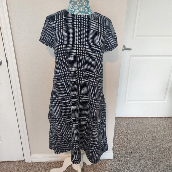 Elegant Black and White Checkered Dress - Picture 1 of 8